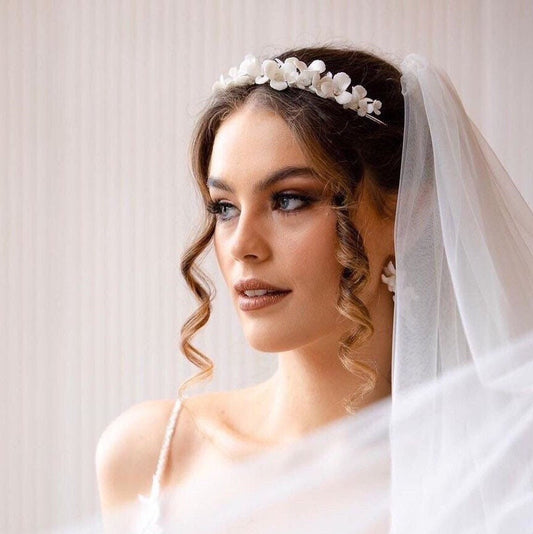 Wedding flower headpiece, White floral crown, Pearl headpiece, Bridal Hair accessories, Floral wedding headband, Floral bridal tiara